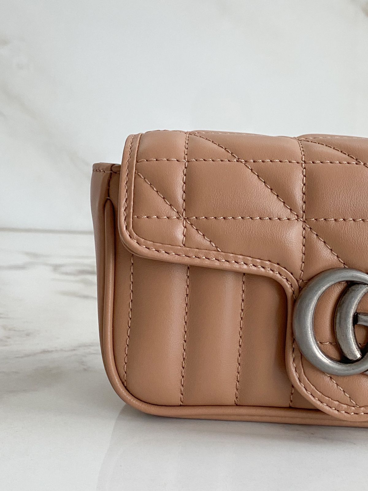 Bolsa Gucci GG Super Mini Marmont - LUXO INTELIGENTE