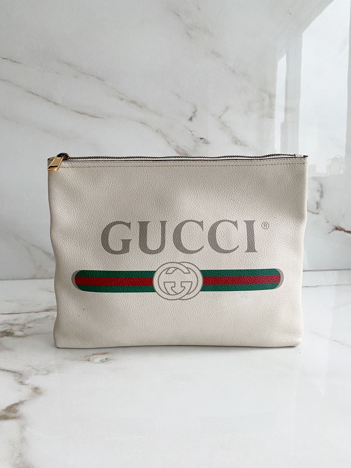 Clutch Logomania - LUXO INTELIGENTE