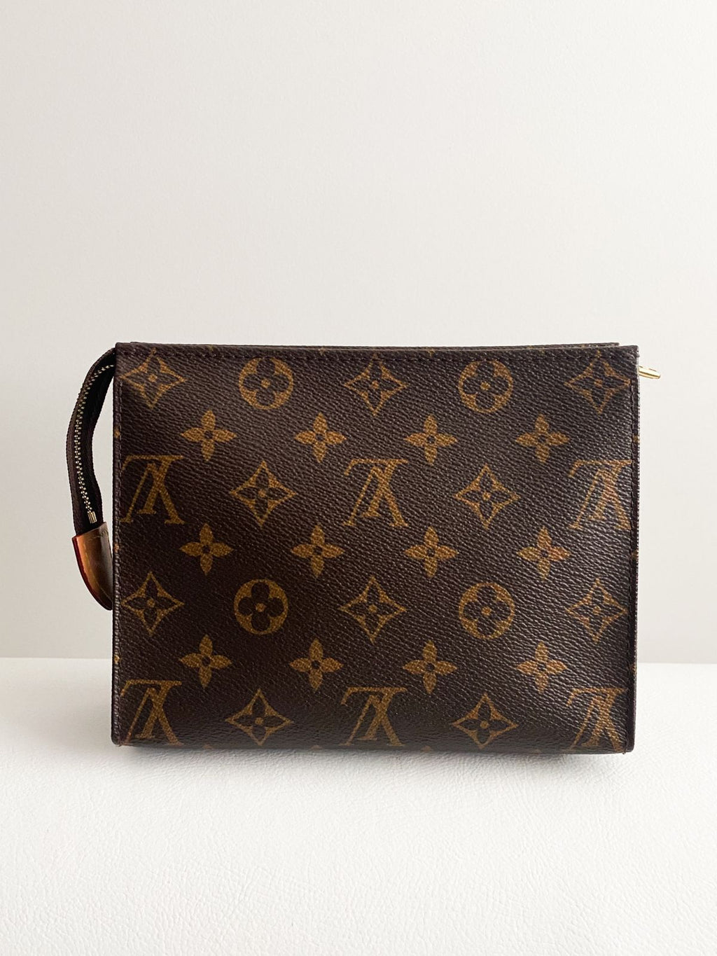 Clutch Louis Vuitton Toiletry Pouch - LUXO INTELIGENTE
