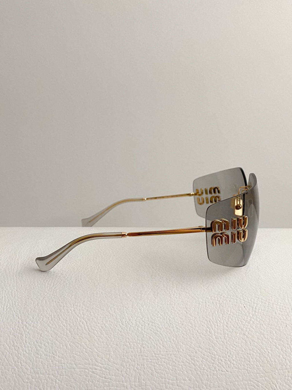 Óculos de sol Miu Miu Runway - LUXO INTELIGENTE