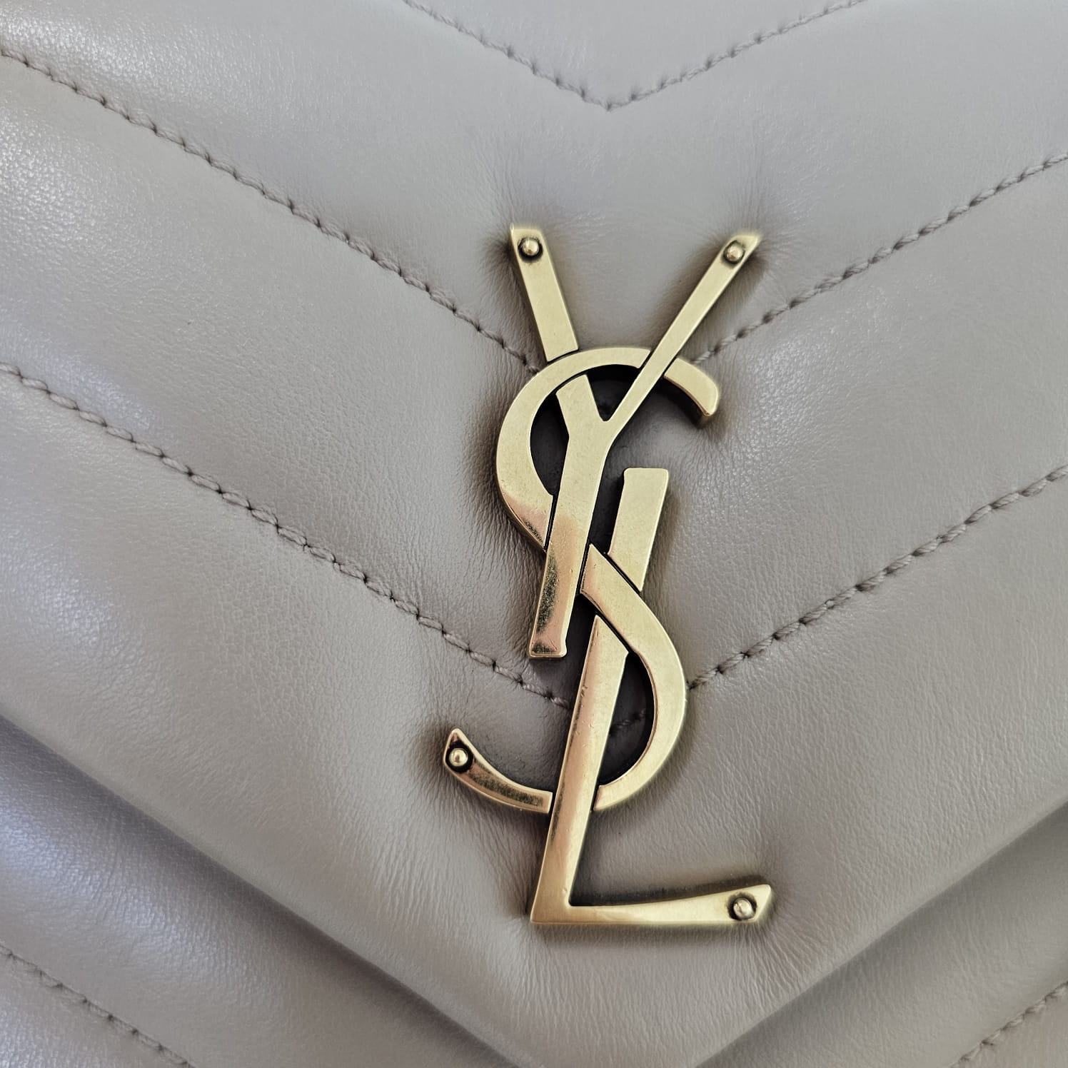 Bolsa YSL LouLou Media bege - LUXO INTELIGENTE