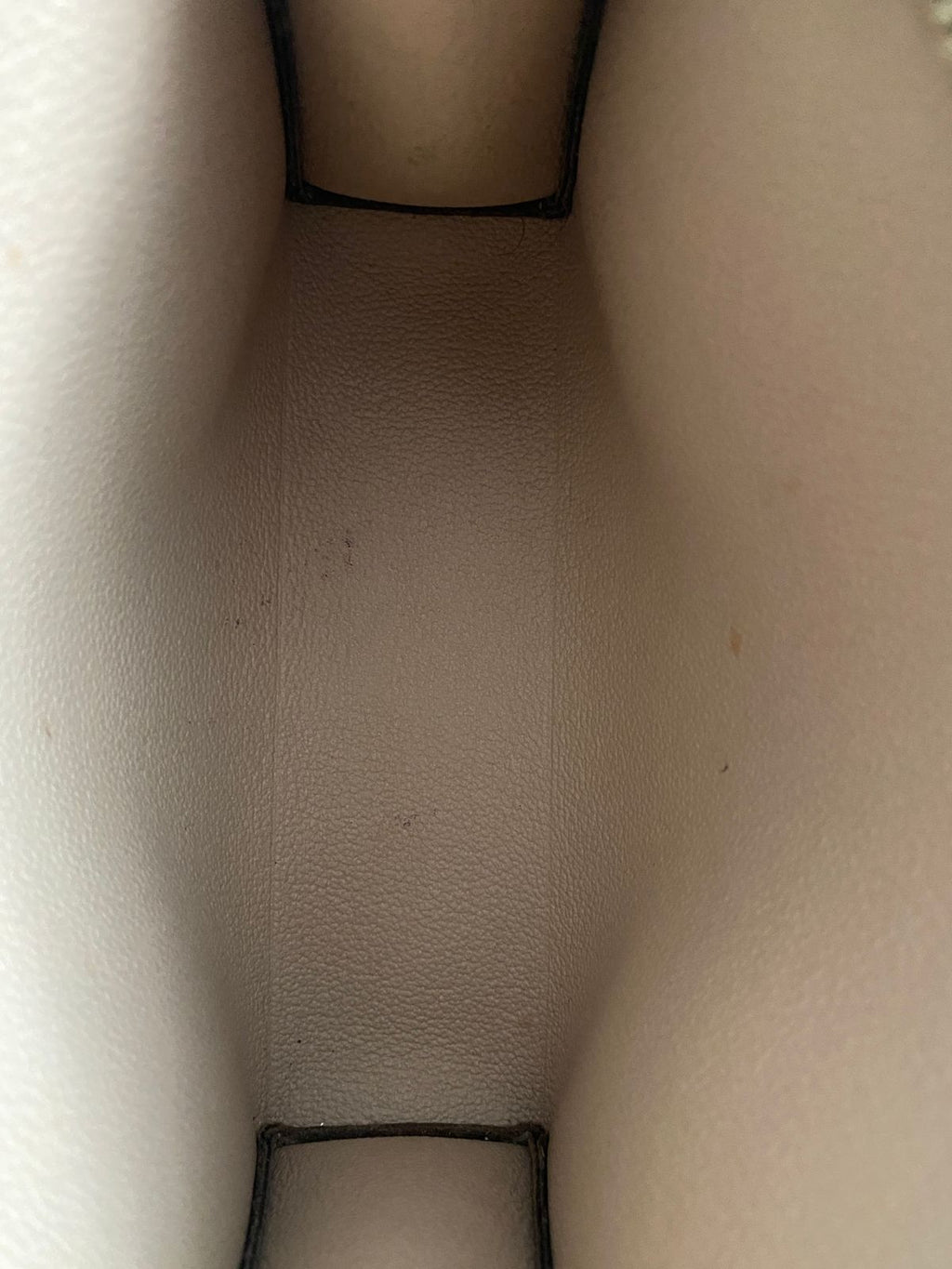 Clutch Louis Vuitton Toiletry Pouch - LUXO INTELIGENTE