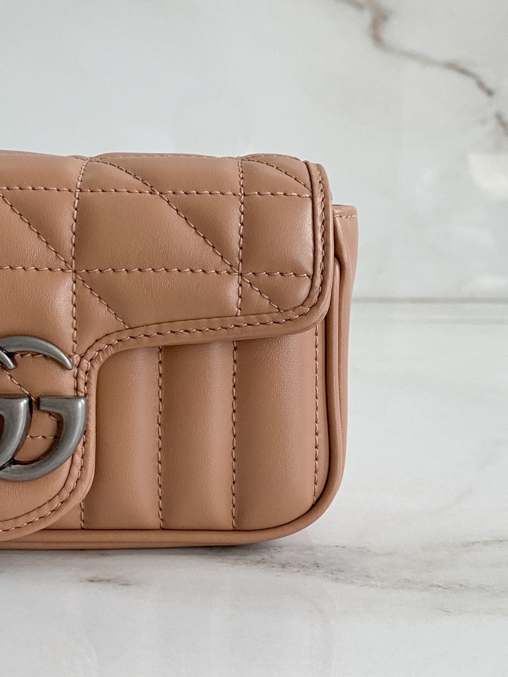 Bolsa Gucci GG Super Mini Marmont - LUXO INTELIGENTE