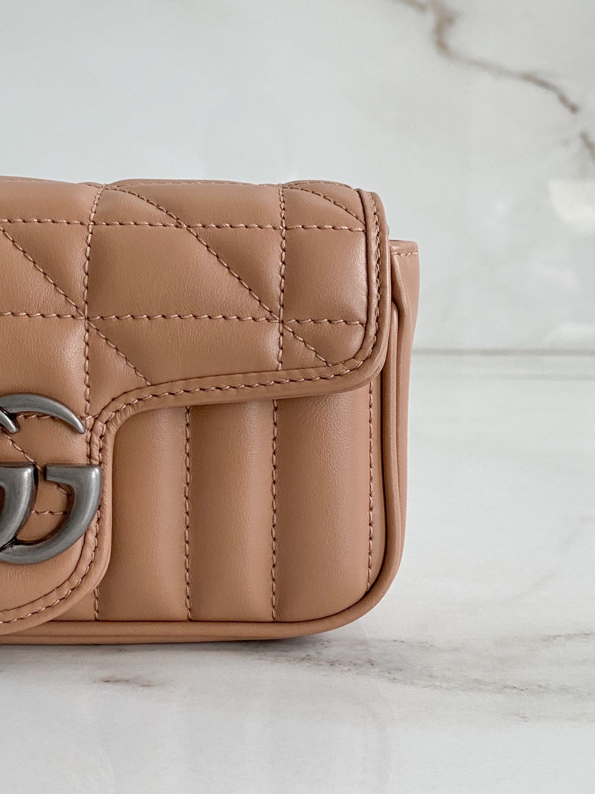 Bolsa Gucci GG Super Mini Marmont - LUXO INTELIGENTE