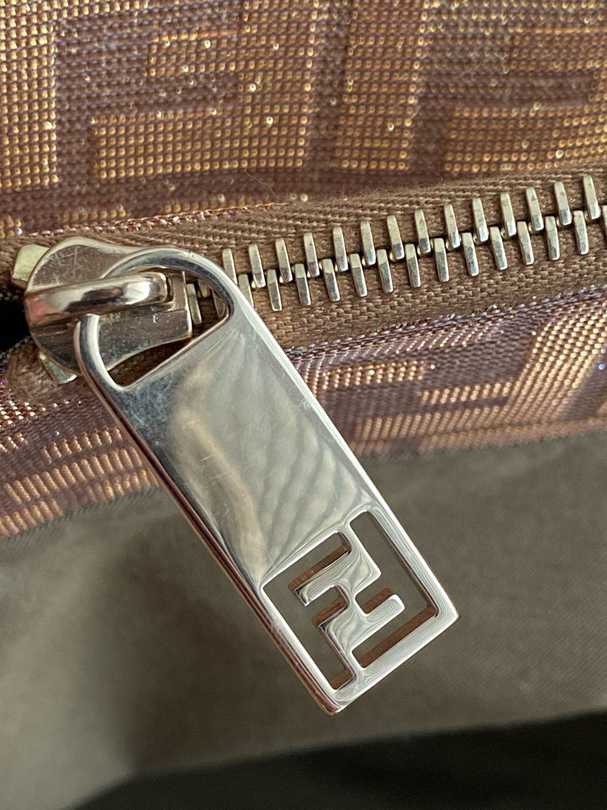 Bolsa Fendi Zucca Tote Holográfica - LUXO INTELIGENTE