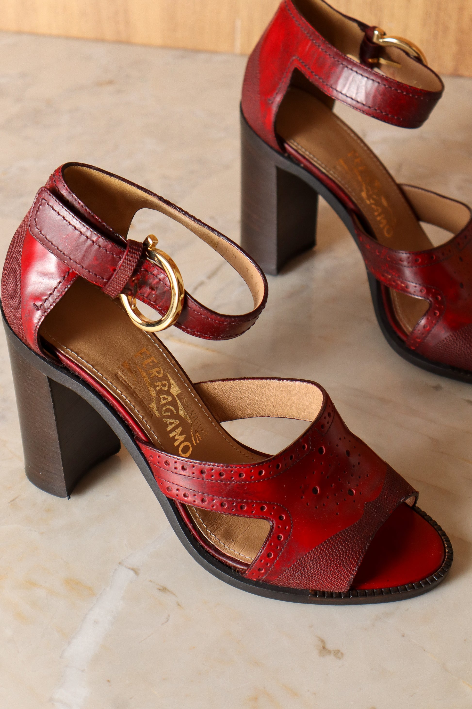 Sandália Salvatore Ferragamo Naula em couro bordô