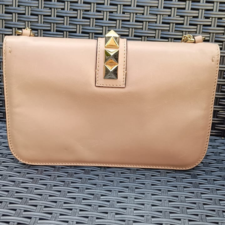 Bolsa Valentino Garavani Glam Lock nude, média