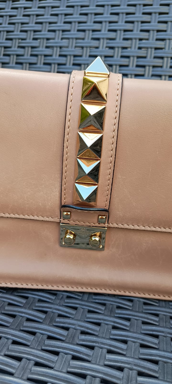 Bolsa Valentino Garavani Glam Lock nude, média