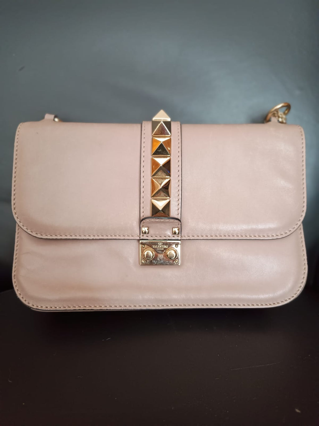 Bolsa Valentino Garavani Glam Lock nude, média
