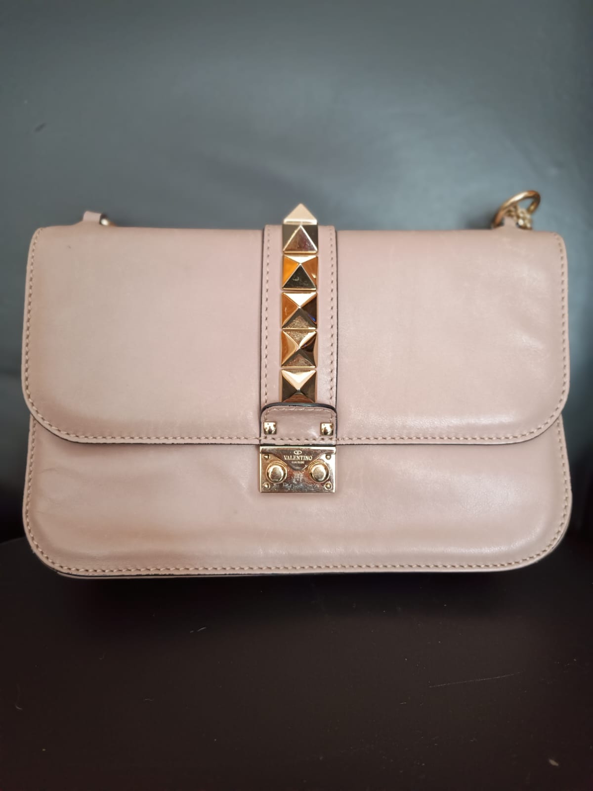 Bolsa Valentino Garavani Glam Lock nude, média
