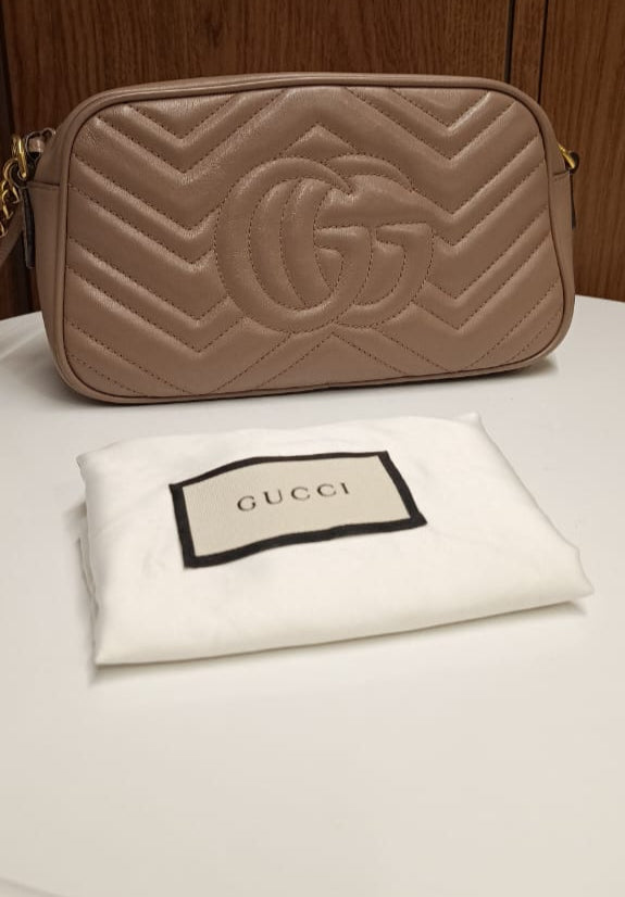 Bolsa Gucci Marmont Camera, 24cm, nude acinzentado