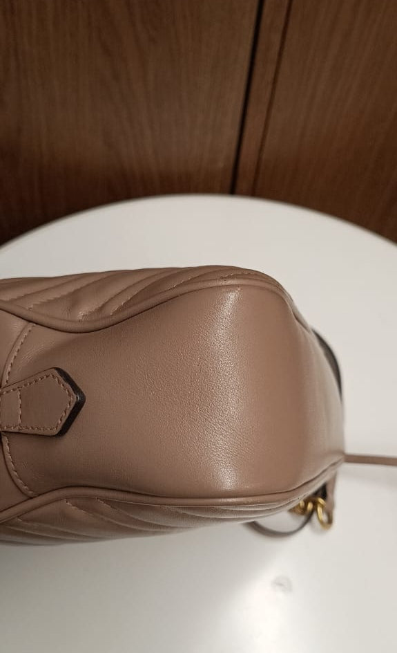 Bolsa Gucci Marmont Camera, 24cm, nude acinzentado
