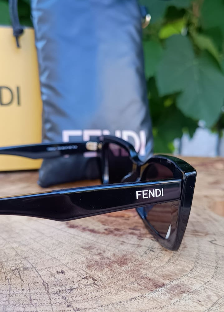 Óculos de Sol Fendi, em acetato preto