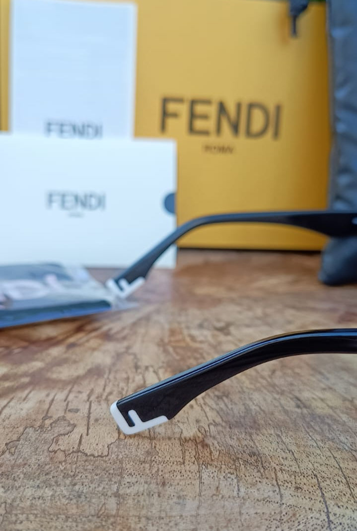 Óculos de Sol Fendi, em acetato preto
