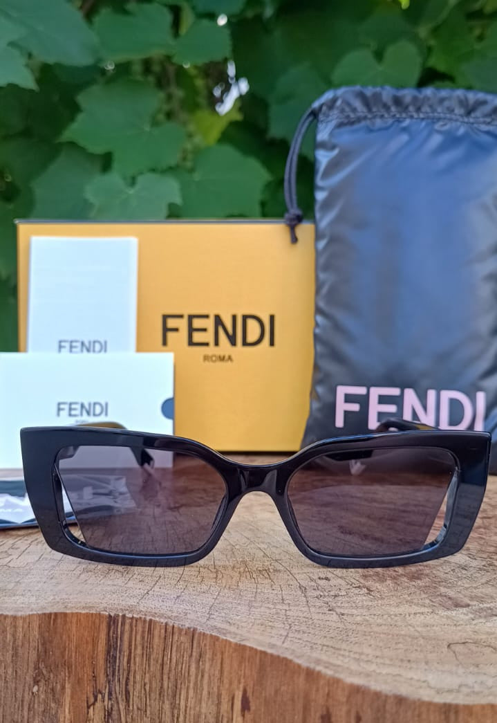 Óculos de Sol Fendi, em acetato preto