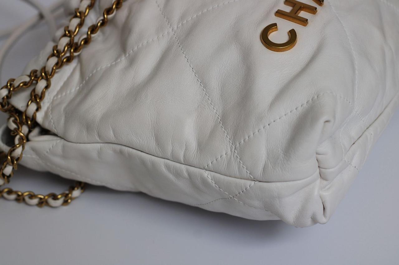 Bolsa Chanel 22 Mini Branca