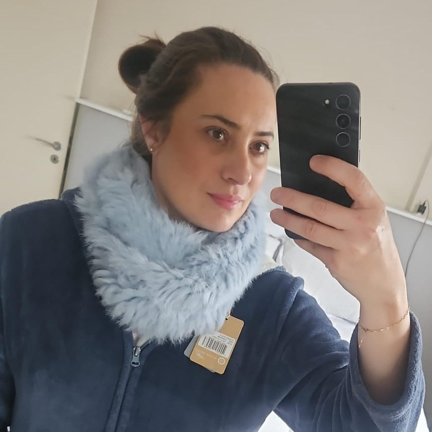 Gola Madre Reina em pele de coelho preta