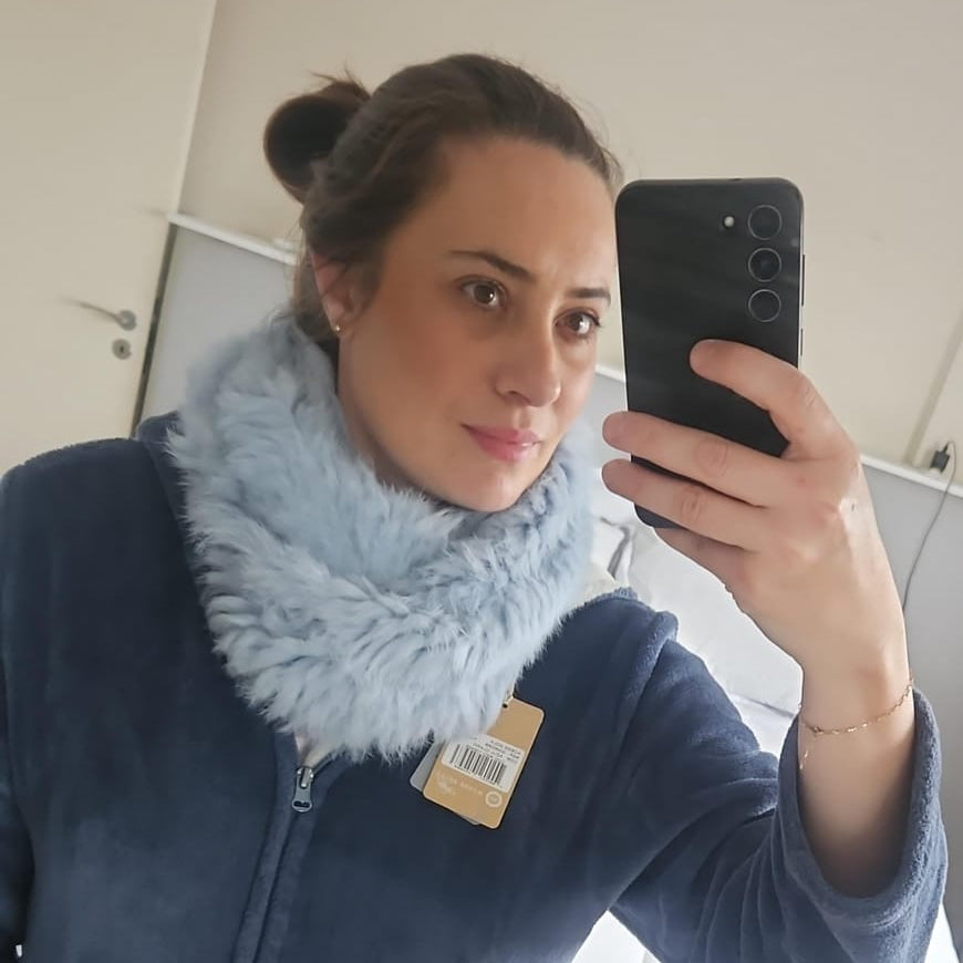 Gola Madre Reina em pele de coelho bege