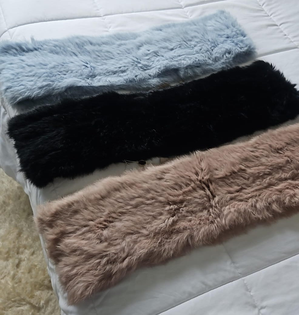 Gola Madre Reina em pele de coelho preta