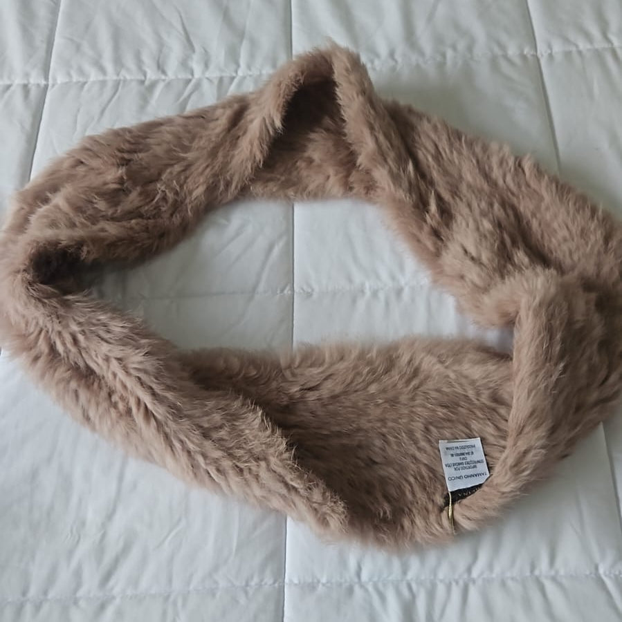 Gola Madre Reina em pele de coelho preta