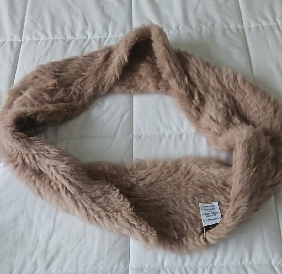 Gola Madre Reina em pele de coelho bege