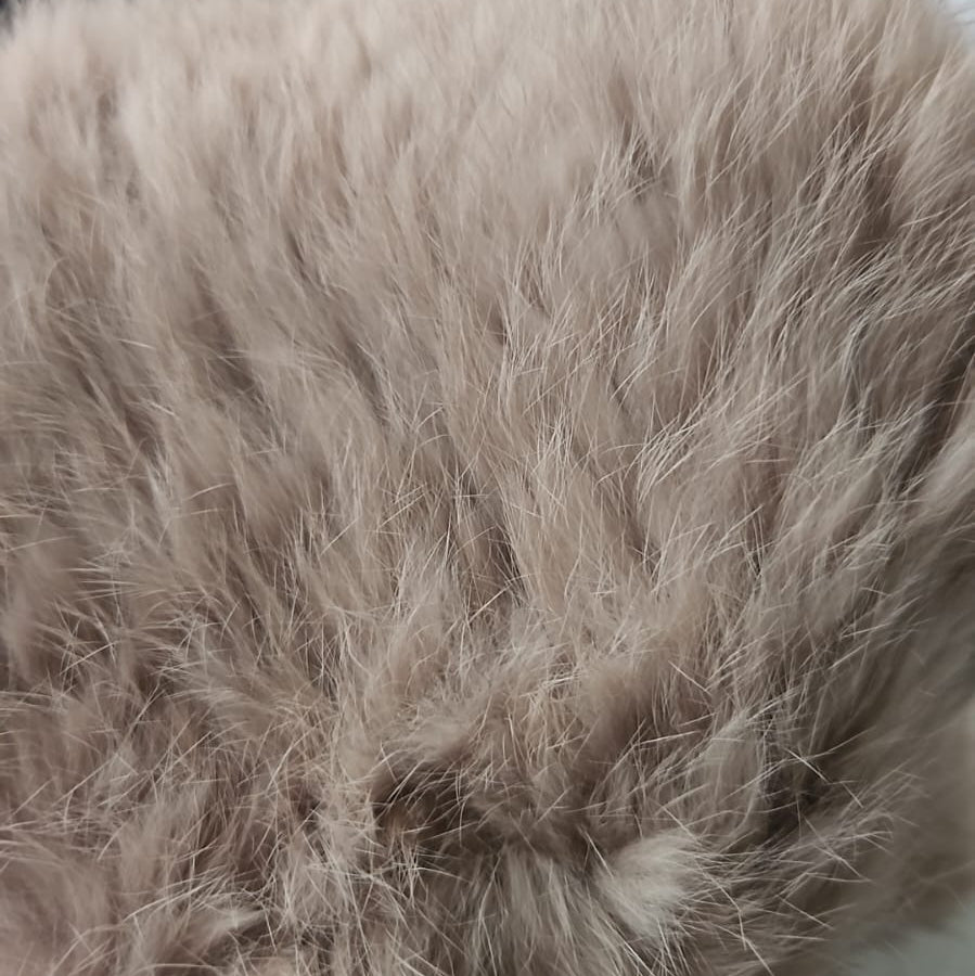 Gola Madre Reina em pele de coelho bege