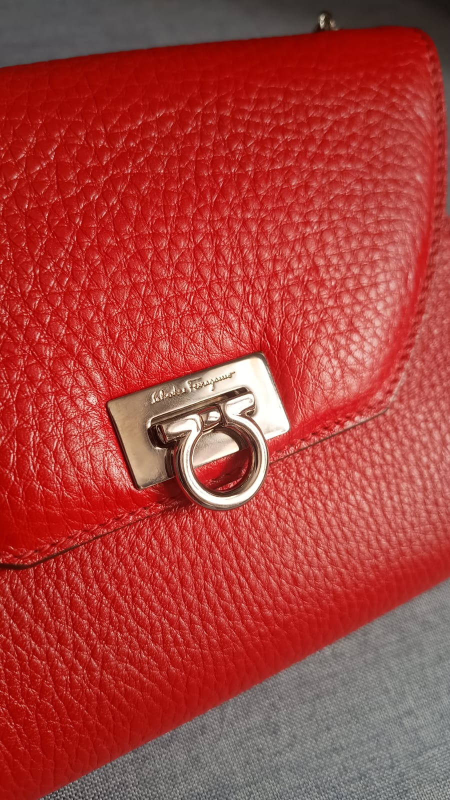 Bolsa Salvatore Ferragamo Gancini — Couro Vermelho
