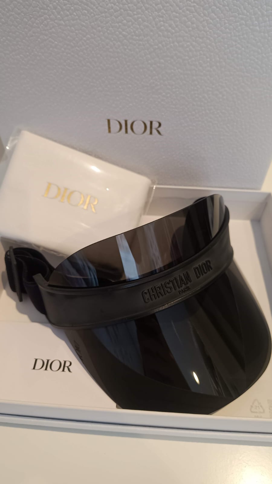Viseira Christian Dior Paris,  Elegância, Proteção e Exclusividade