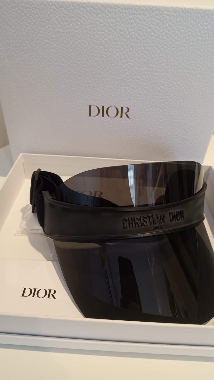 Viseira Christian Dior Paris,  Elegância, Proteção e Exclusividade