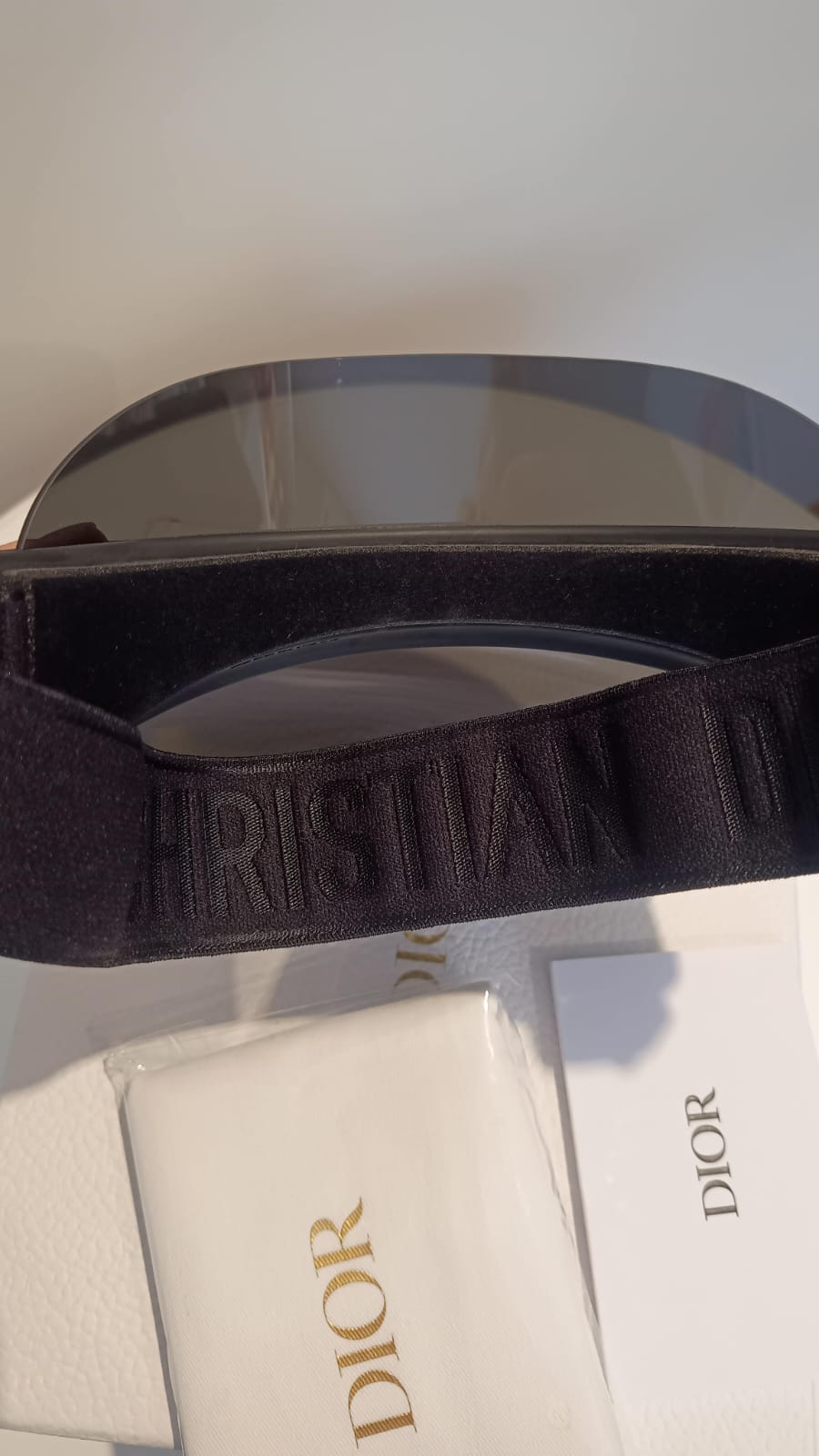 Viseira Christian Dior Paris,  Elegância, Proteção e Exclusividade
