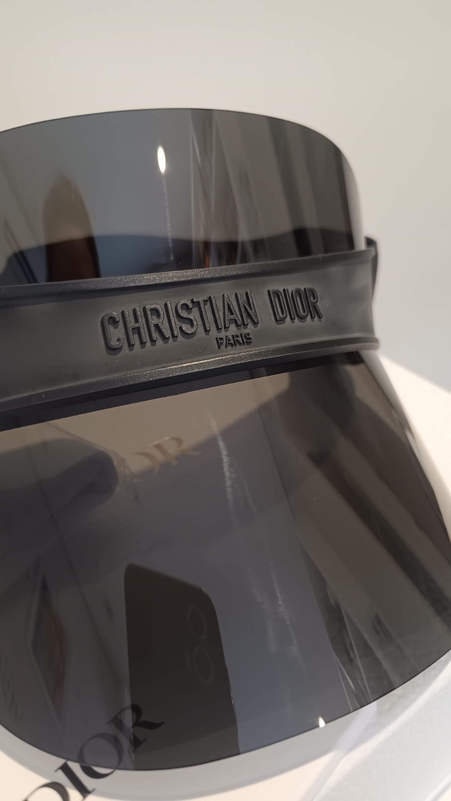 Viseira Christian Dior Paris,  Elegância, Proteção e Exclusividade