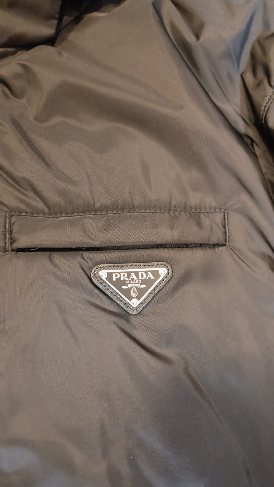 Jaqueta Acolchoada Prada Re-Nylon – Nova com Etiqueta