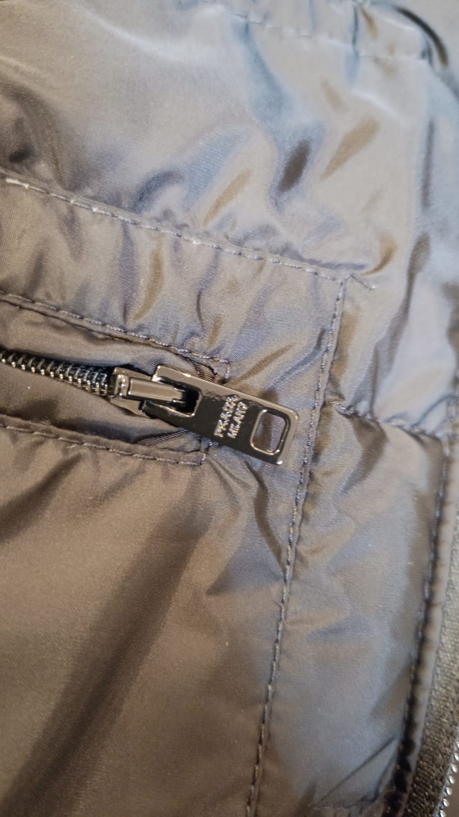 Jaqueta Acolchoada Prada Re-Nylon – Nova com Etiqueta