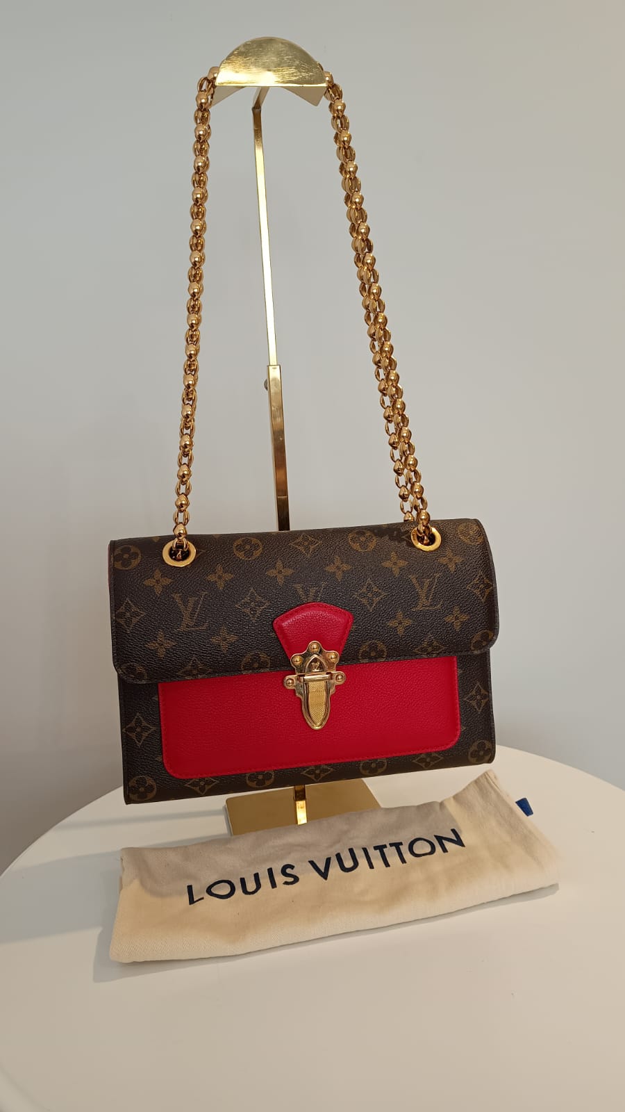 Bolsa Louis Vuitton Victorine Monograma e couro vermelho