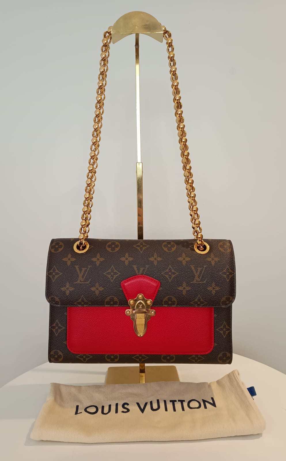 Bolsa Louis Vuitton Victorine Monograma e couro vermelho