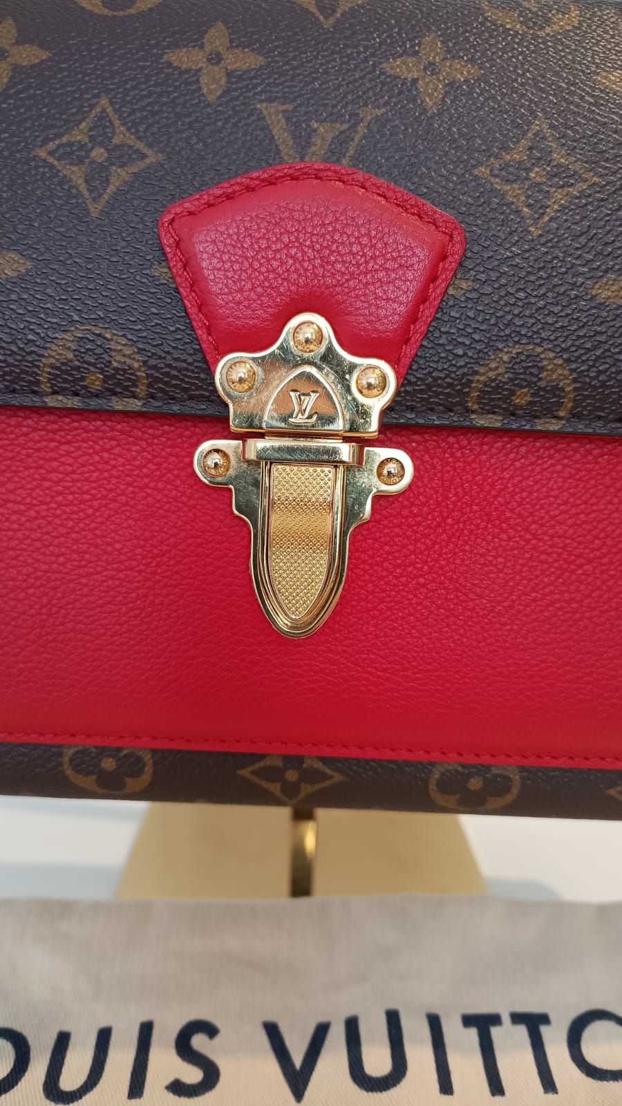 Bolsa Louis Vuitton Victorine Monograma e couro vermelho