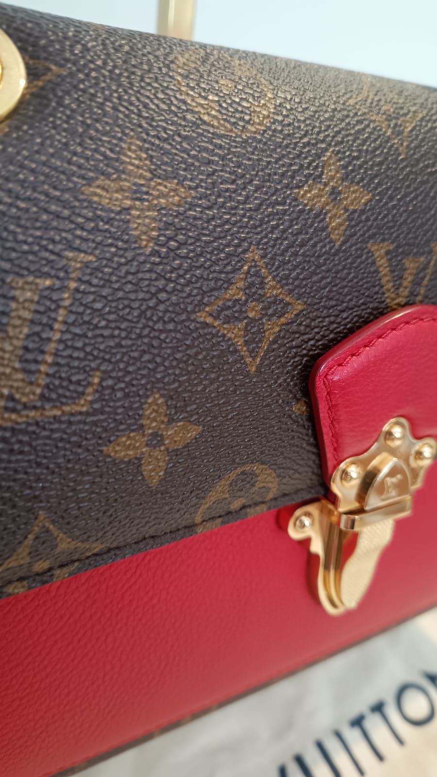 Bolsa Louis Vuitton Victorine Monograma e couro vermelho