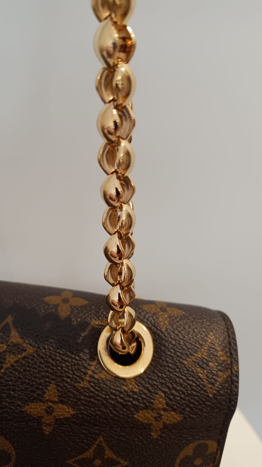 Bolsa Louis Vuitton Victorine Monograma e couro vermelho