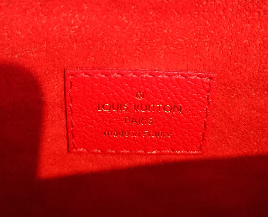 Bolsa Louis Vuitton Victorine Monograma e couro vermelho