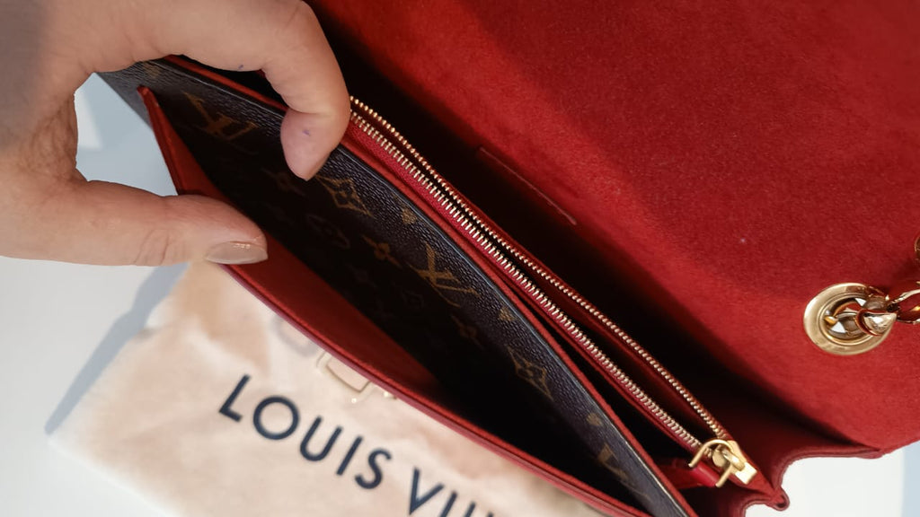Bolsa Louis Vuitton Victorine Monograma e couro vermelho