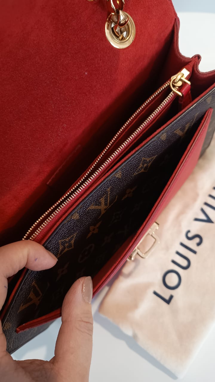 Bolsa Louis Vuitton Victorine Monograma e couro vermelho