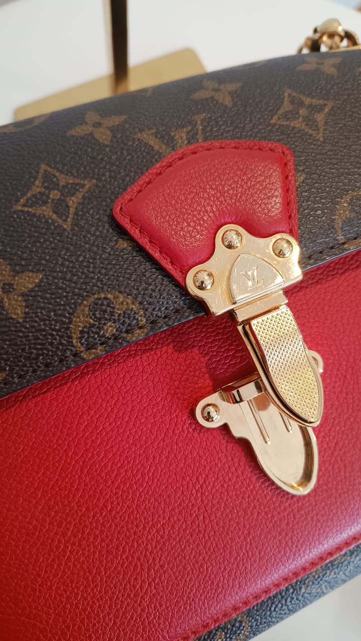 Bolsa Louis Vuitton Victorine Monograma e couro vermelho