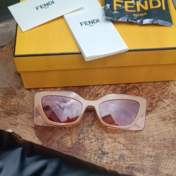 Óculos de sol Fendi Bege