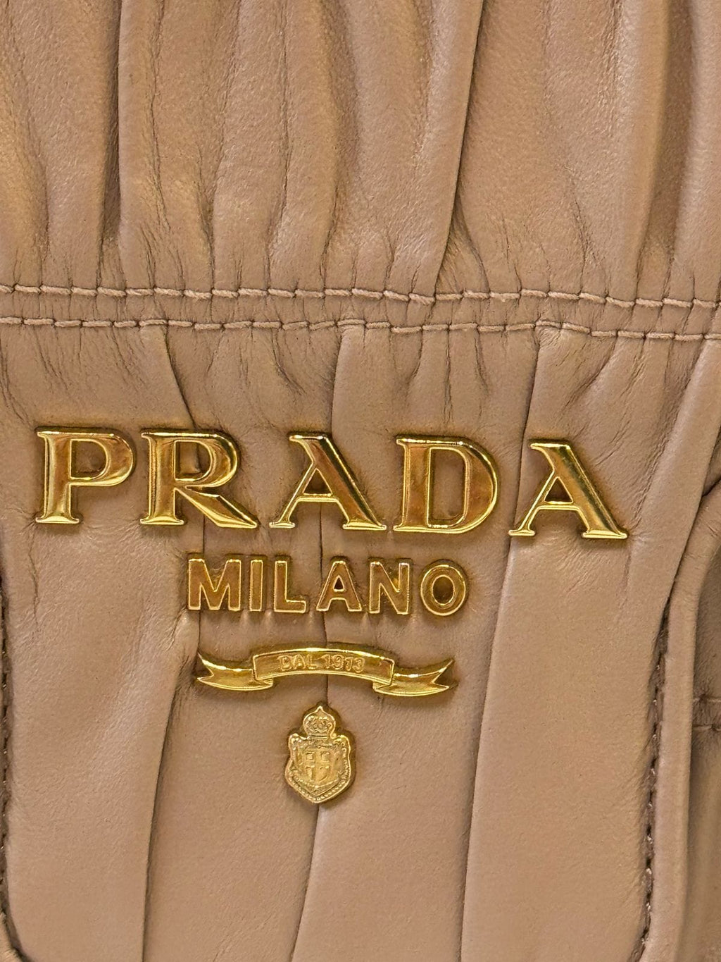 Bolsa Prada em Couro Drapeado nude