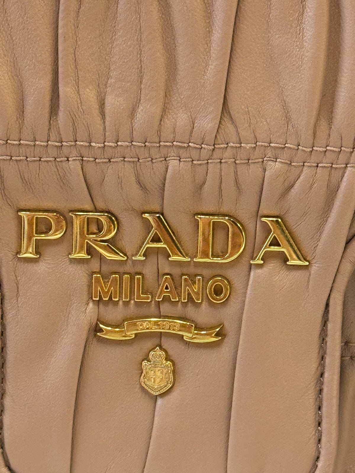 Bolsa Prada em Couro Drapeado nude