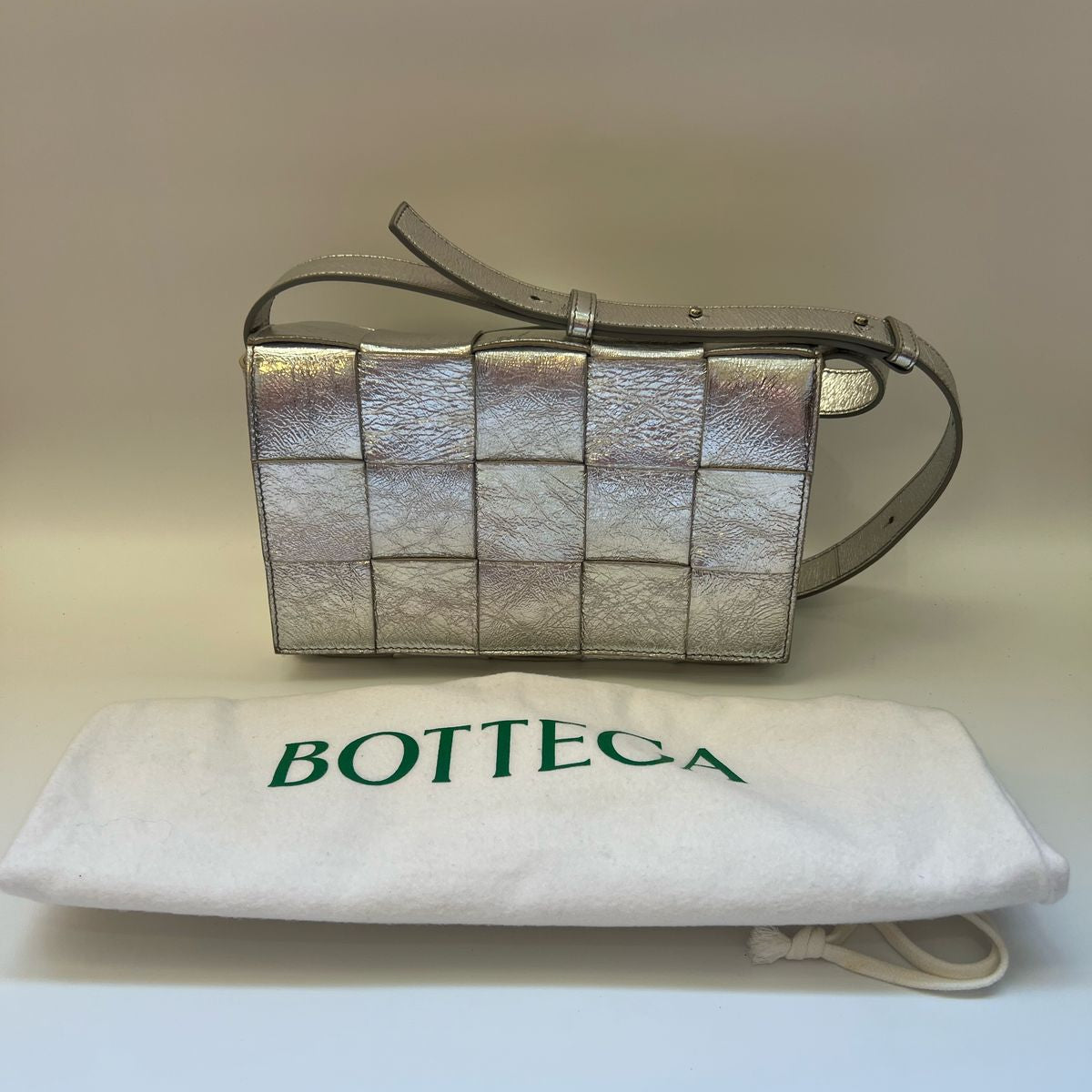 Bolsa Bottega Venetta Cassette Metallic Silver