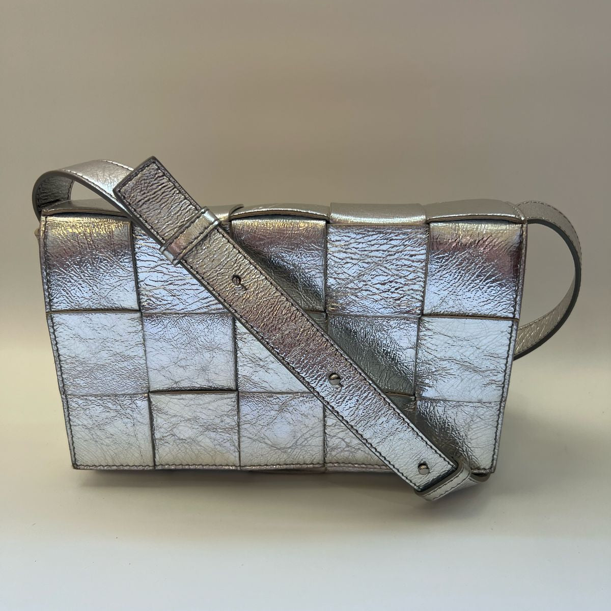 Bolsa Bottega Venetta Cassette Metallic Silver