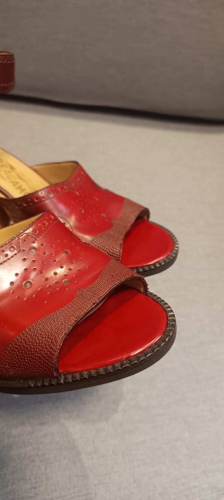 Sandália Salvatore Ferragamo Naula em couro bordô