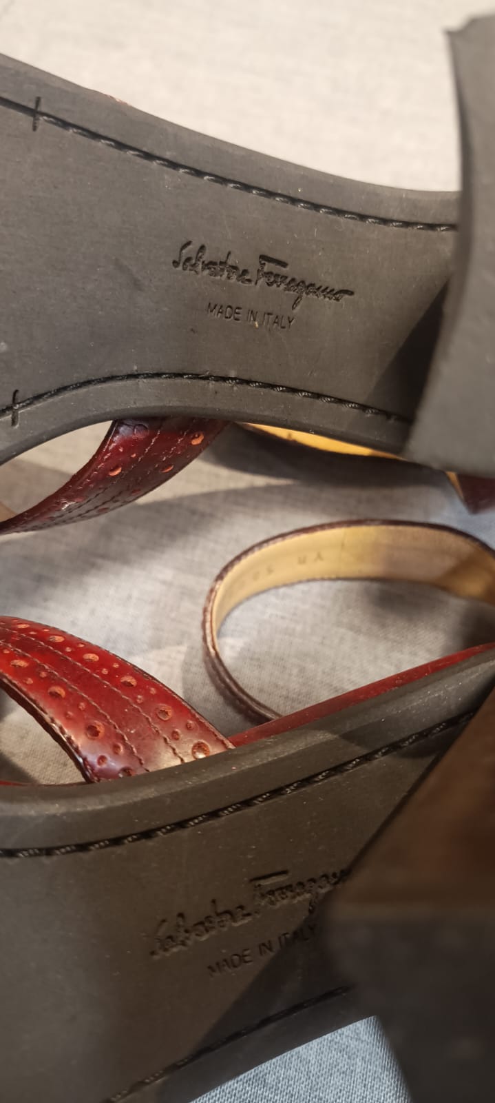 Sandália Salvatore Ferragamo Naula em couro bordô