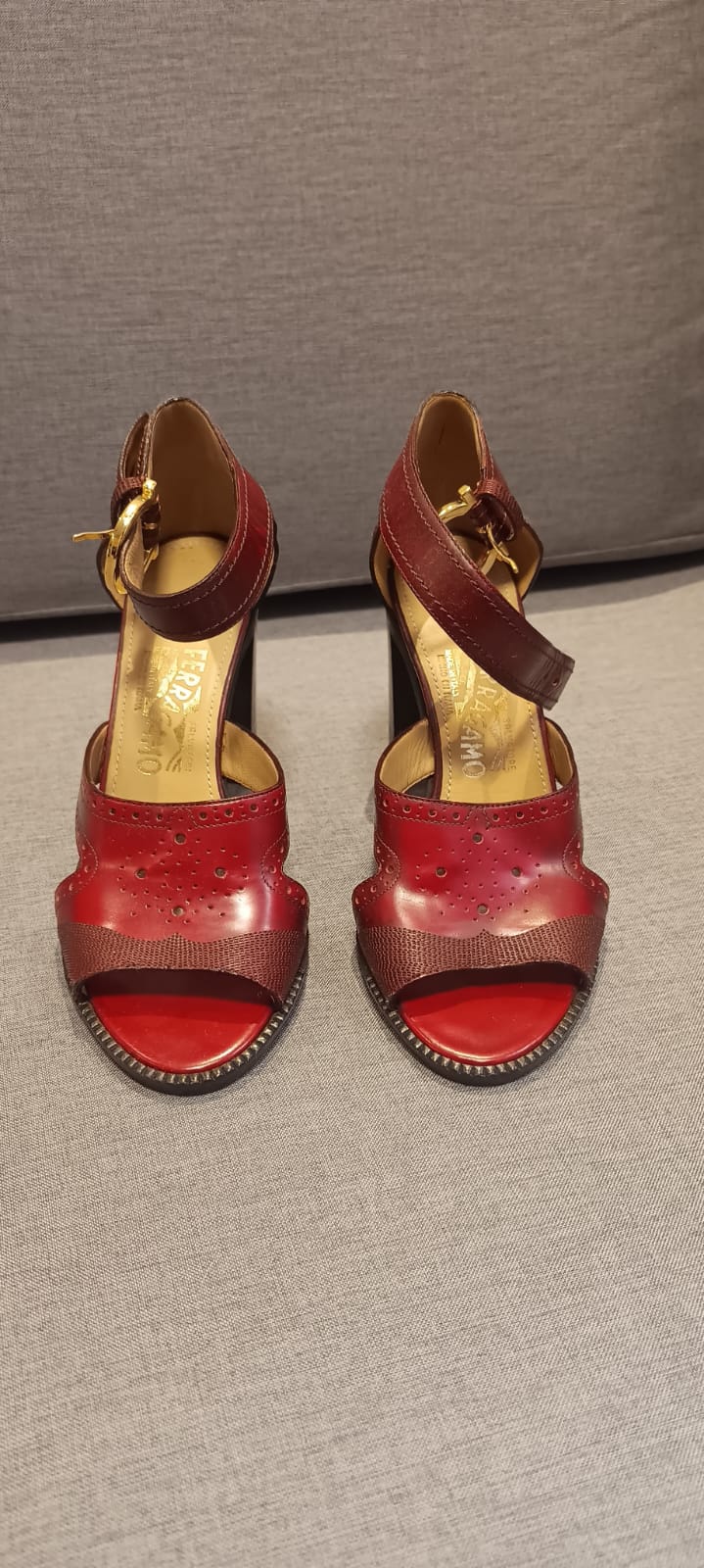 Sandália Salvatore Ferragamo Naula em couro bordô